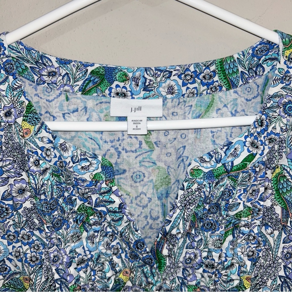 J. Jill Tropical Novelty Print Blouse Top Blue Floral Parakeet Size Petite Small - Picture 3 of 7